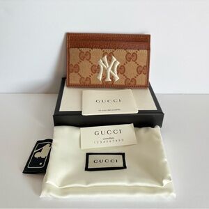 โพ๏ธ NWT Gucci MLB New York Yankeesโข GG Supreme Card Case